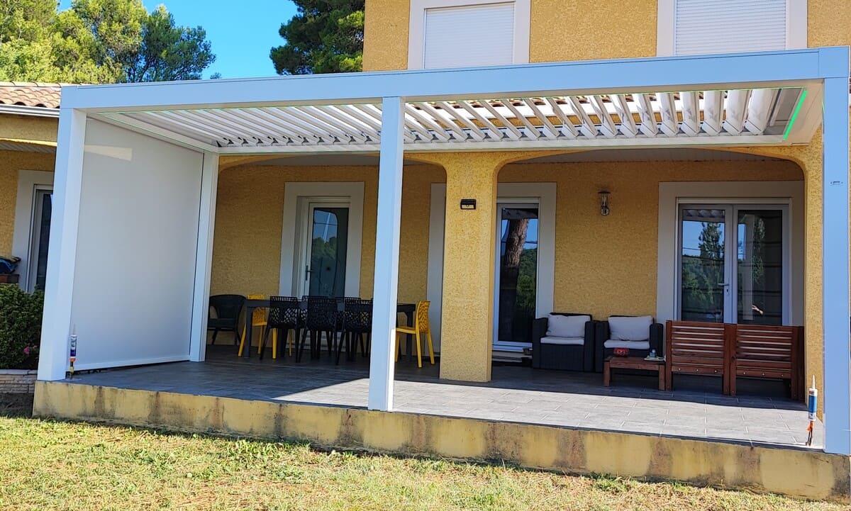 pergola maison jaune