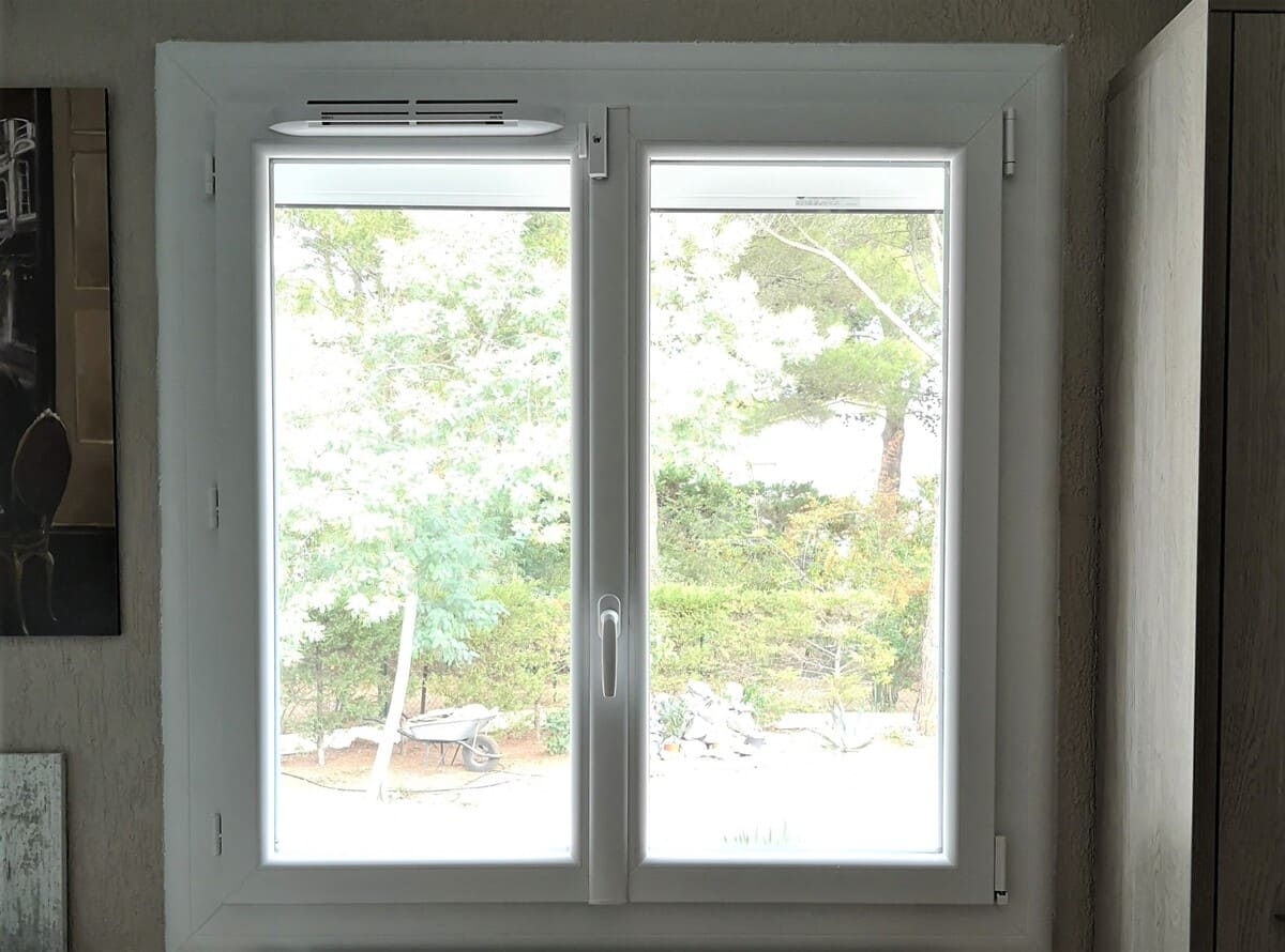 fenêtre pvc blanche vu sur jardin ensoleillé