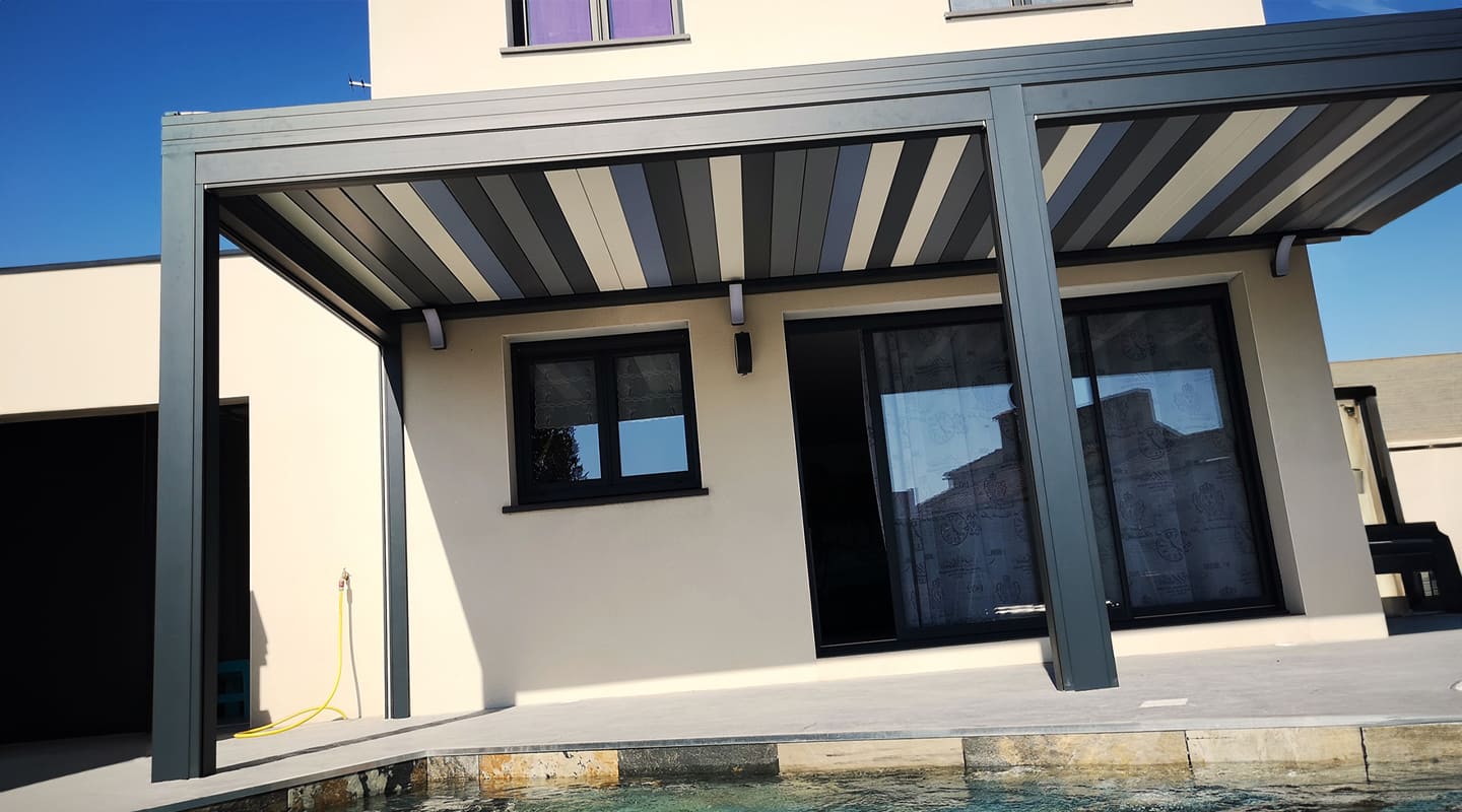 pergola devant une piscine